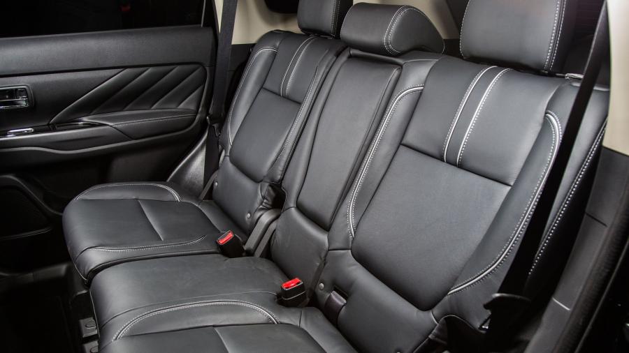 Интерьер Mitsubishi Outlander PHEV 2017 года  (NA) (фото 65 из 70)